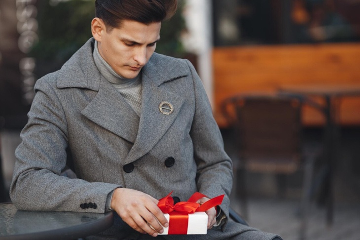 Психолог объяснила поведение мужчин, которым «ничего не надо» в подарок на праздники