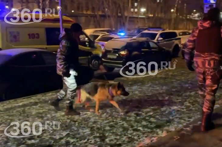 Появились кадры с места взрыва служебной машины ДПС в Москве