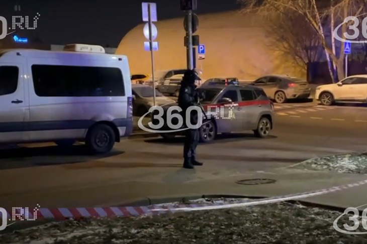 Появились кадры с места взрыва служебной машины ДПС в Москве