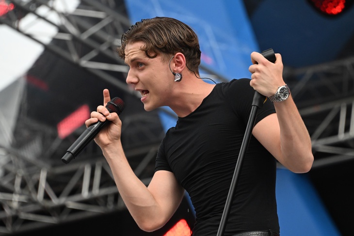 Главный музыкальный герой 2025 год Ваня Дмитриенко выпустил новый дуэт. Без Ани Пересильд