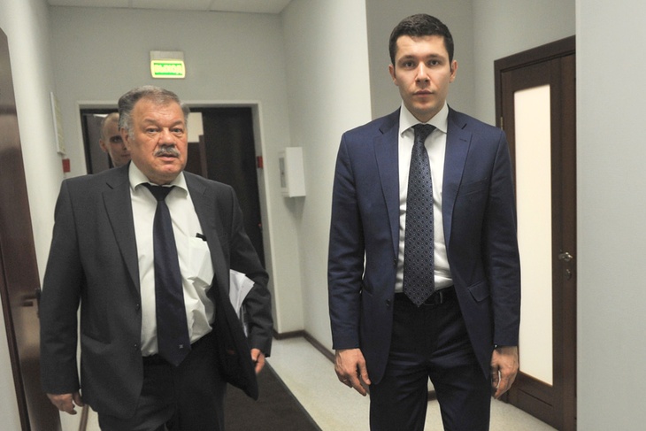 Глава Минпромторга Антон Алиханов (справа) вместе с политическим обозревателем «Комсомольской правды» Александром Гамовым.