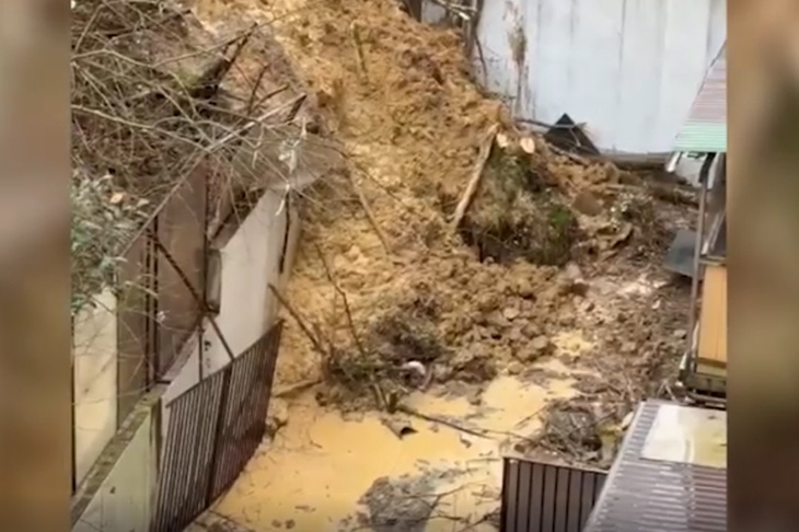 «Если будет реальная угроза»: жителей дома в Сочи не стали переселять после оползня «Если будет реальная угроза»: жителей дома в Сочи не стали переселять после оползня