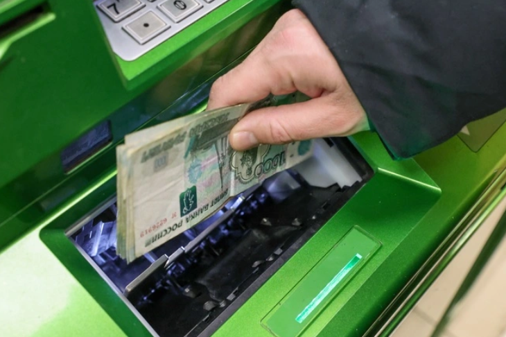 Стало известно, с какой суммы банк может заблокировать операцию снятия наличных