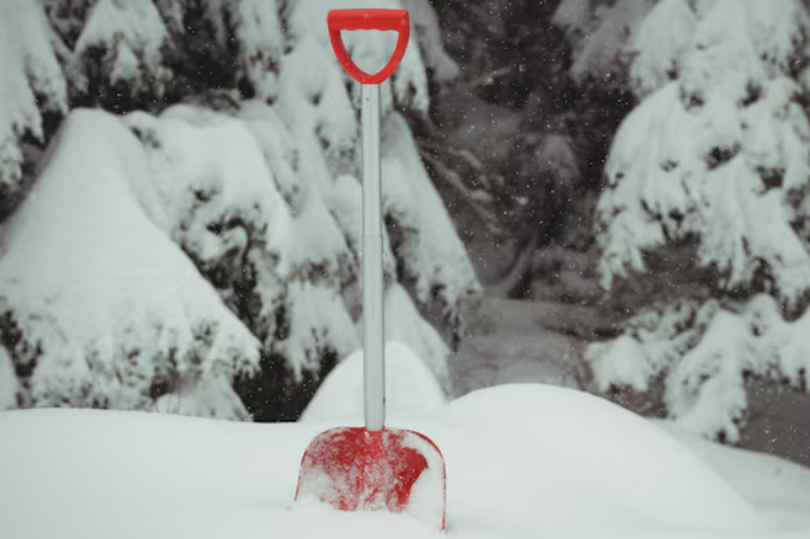 Юрист рассказал, куда жаловаться на плохую уборку снега во дворах