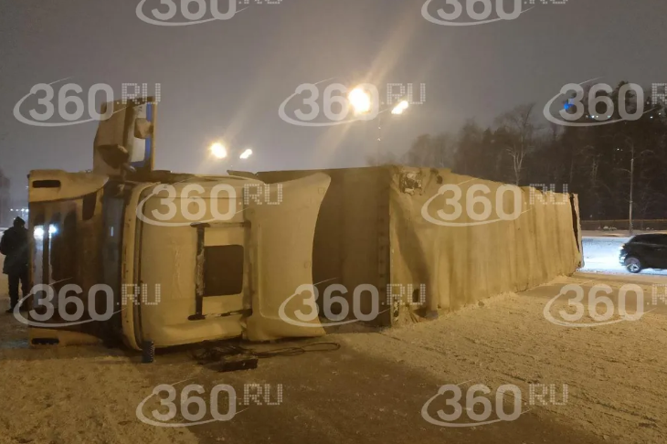 На МКАД фура потеряла управление и завалилась на бок (фото)