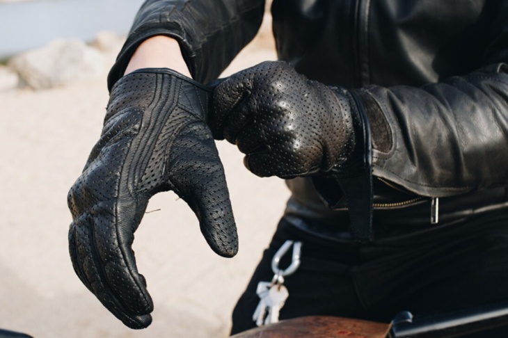 Россиянам назвали неожиданную опасность кожаных перчаток