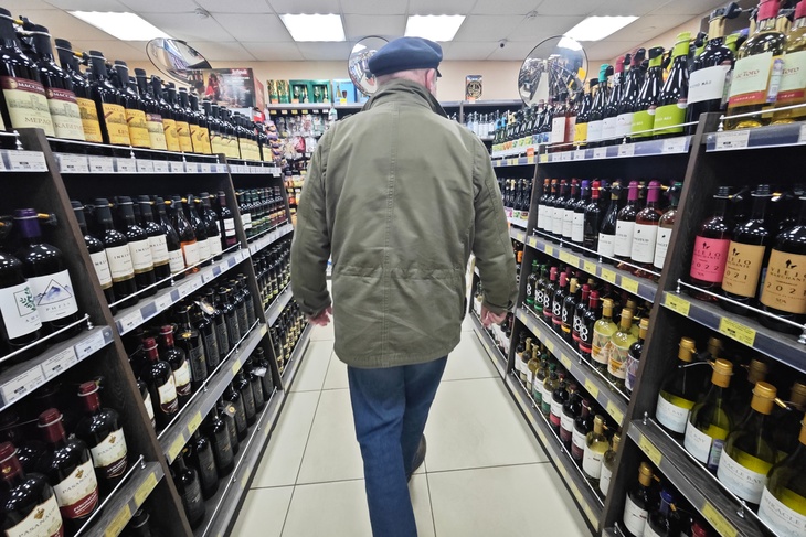 «Травятся и умирают наши люди»: эксперт оценил ужесточение с 1 марта правил торговли алкоголем