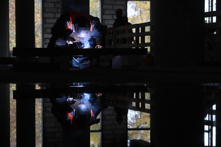 «Рабочая профессия сейчас в цене»: HR-эксперт о заработках сварщиков 