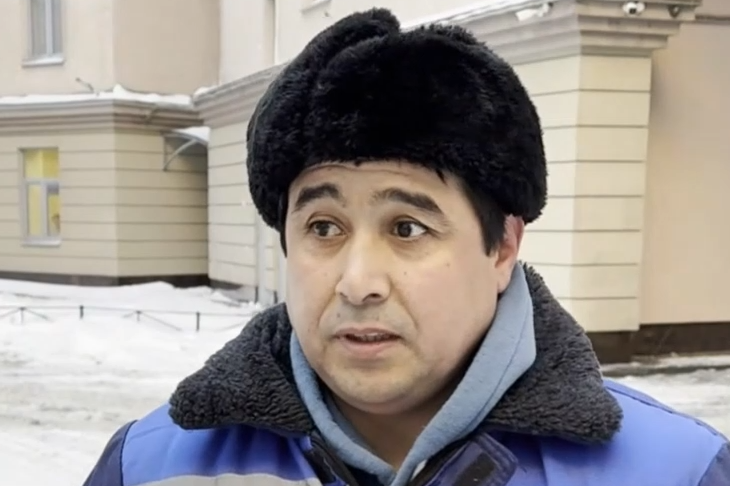 Спасший выпавшего из окна мальчика в Петербурге вышел на работу, несмотря на травму