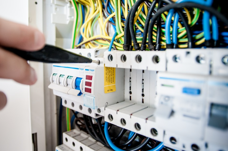 Россиянам объяснили, кто должен менять счетчики на электричество в квартирах