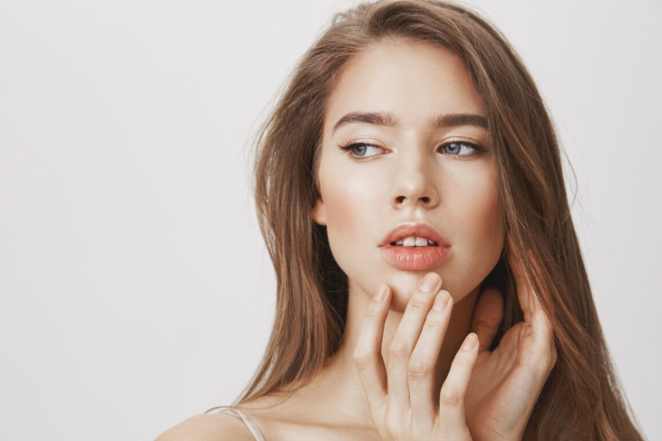 Врач назвала две неочевидные причины сухости губ