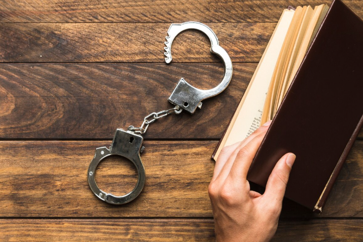 Директору подмосковной гимназии сократили срок за продажу мест в учреждении