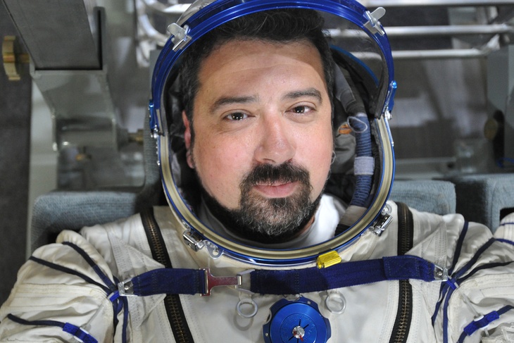 Александр Милкус много лет занимается темой изучения космоса. Даже скафандр примерял!