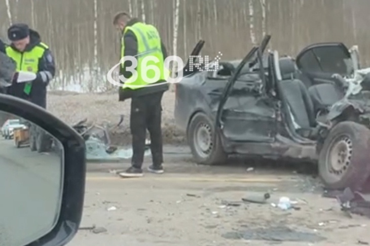 В Истре иномарка превратилась в груду металла после столкновения с «Камазом» 