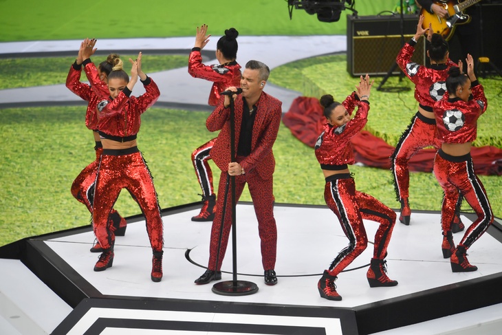 Робби Уильямс и Роберт Трухильо из Metallica исполняют хит Оззи Осборна