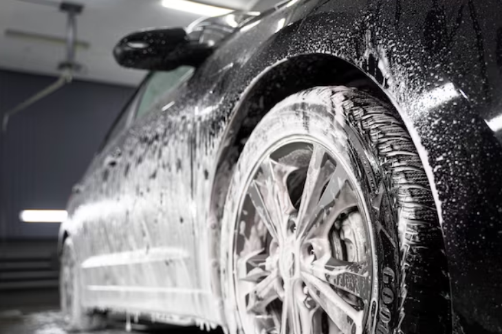 Автовладельцам рассказали, почему мыть машину весной нужно особенно тщательно