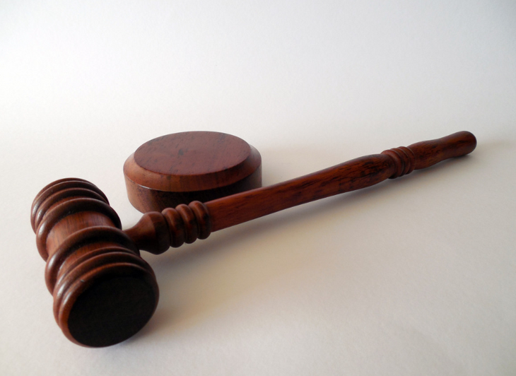 Россиянка взыскала 100 тыс. рублей с УК за травму при спуске в подвал