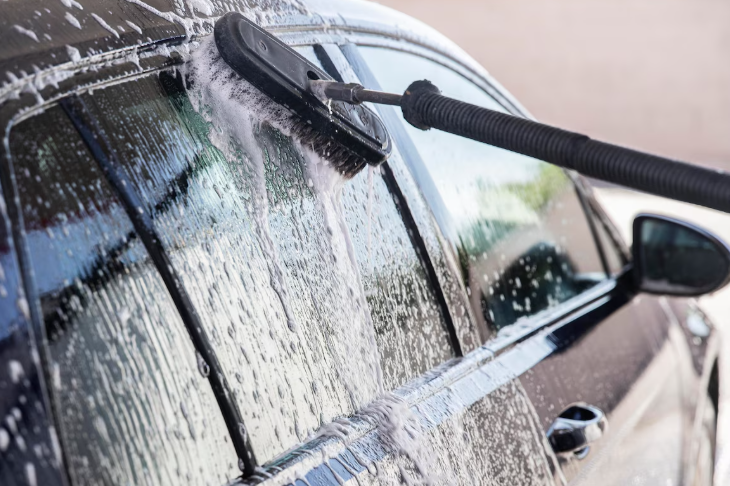 Россиянам напомнили о штрафах за мойку машины во дворе