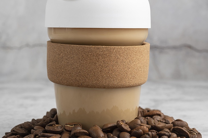 Эксперт оценил риск попадания микропластика из одноразовых стаканчиков в напитки