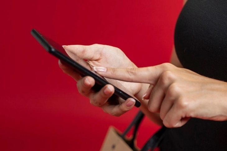 Эксперт рассказала, чем опасны антишпионские экраны у гаджетов