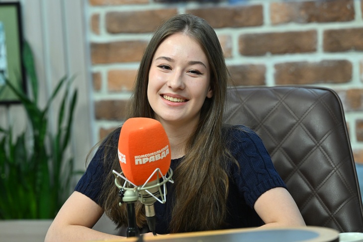 Софья Акатьева в студии Радио «Комсомольская правда»