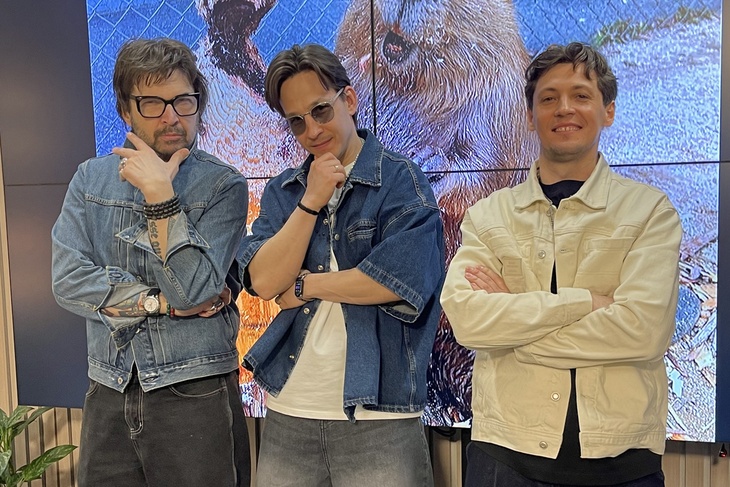 Александр Анатольевич и авторы хита «Сидим с бобром за столом». Александр Анатольевич и авторы хита «Сидим с бобром за столом».