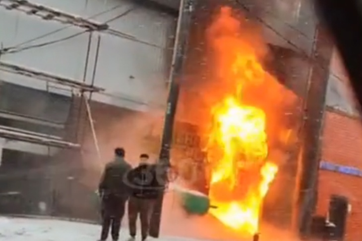 Автосервис горел на Пятницком шоссе в Московской области