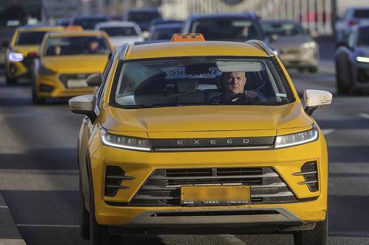 «Может скакать в пределах короткого времени: экономист о плановых ценах в сфере такси 