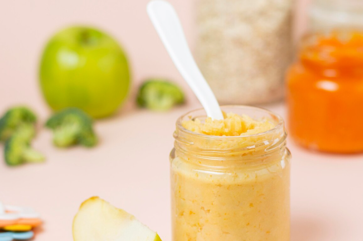 Россиянка нашла насекомое в детском пюре во время кормления дочери