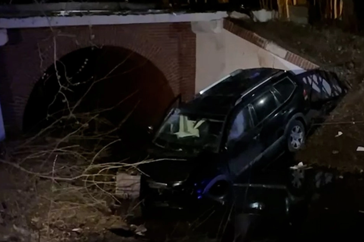 Пять человек пострадали после падения внедорожника с моста в Москве Пять человек пострадали после падения внедорожника с моста в Москве