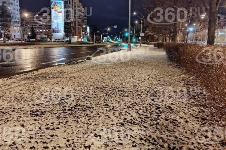 Люди в пуховиках, дороги засыпаны снегом: в Москву пришла непогода