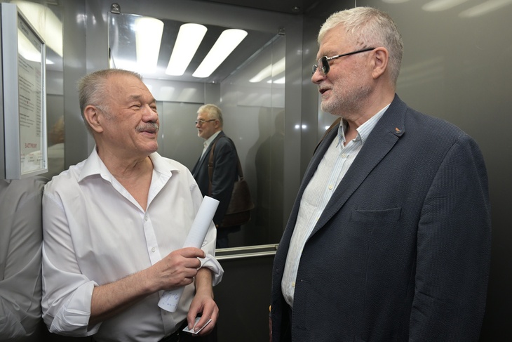 Журналист Александр Гамов (слева) и писатель Юрий Поляков. Журналист Александр Гамов (слева) и писатель Юрий Поляков.