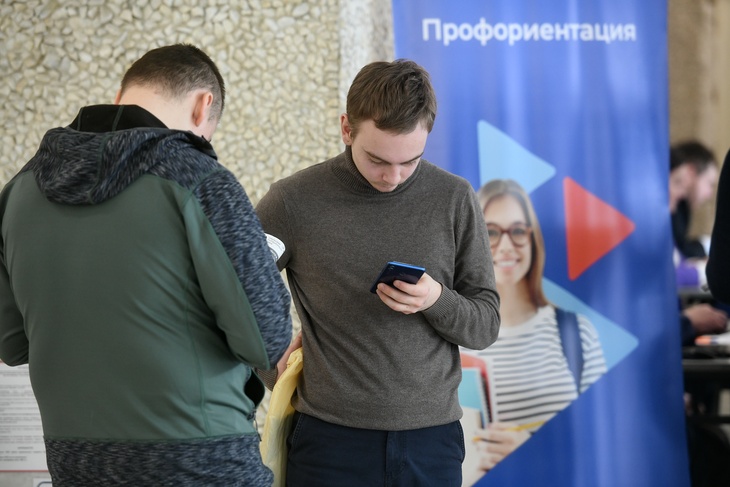 Российские работодатели стали чаще нанимать специалистов без высшего образования