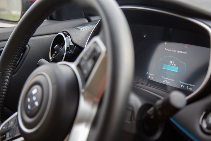 Эксперт назвал неожиданные летние угрозы для припаркованных автомобилей