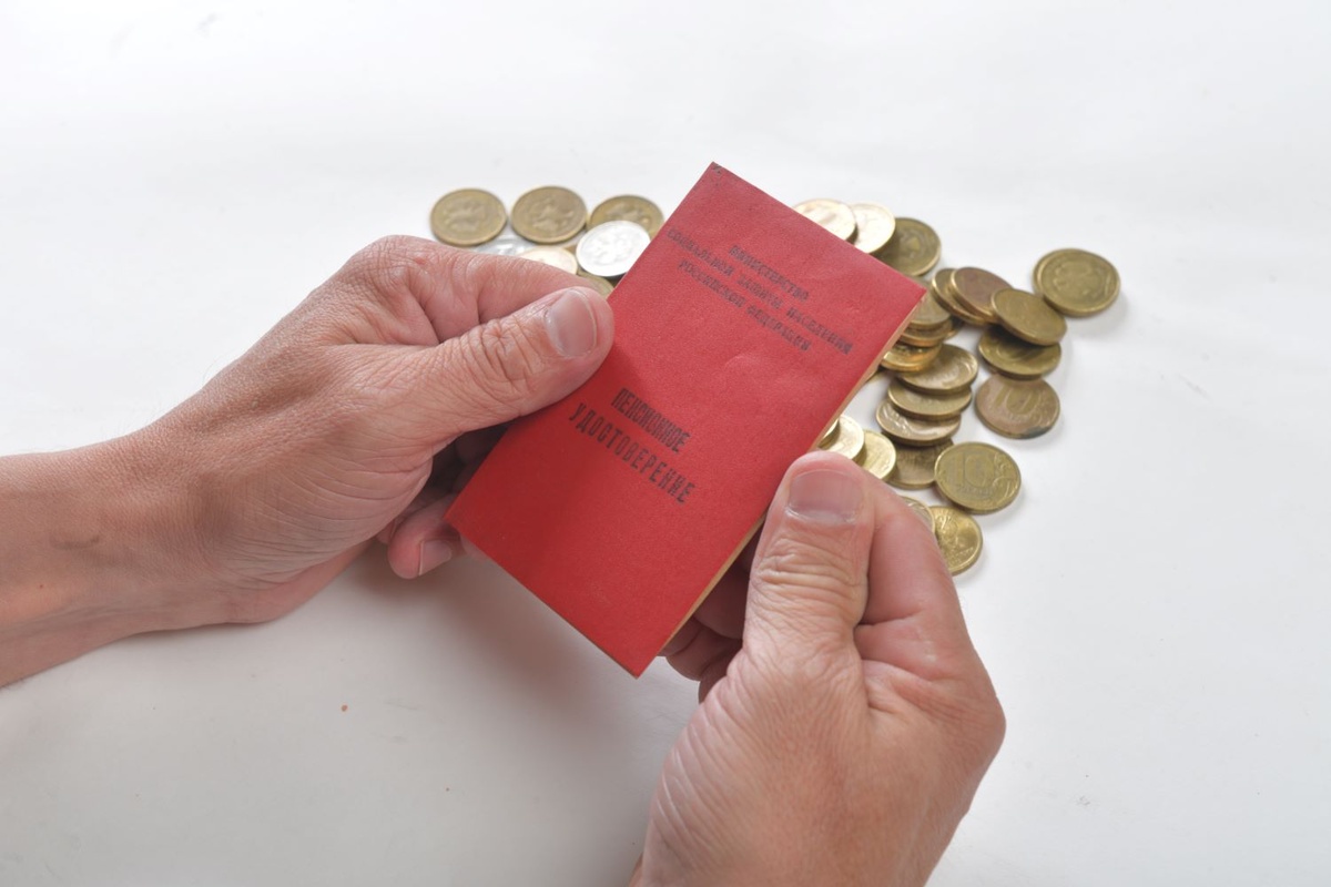 пенсионерка с деньгами. денежная надбавка. пенсию платить нечем. пенсионер с деньгами. пенсионерка с деньгами.