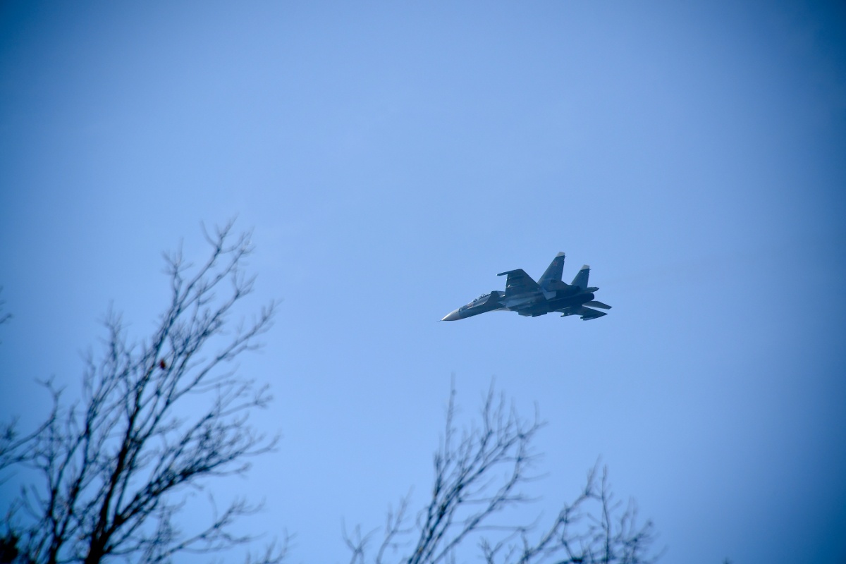 Истребитель над городом. В приморском районе летают истребители. В приморском районе летают истребители. Истребитель над городом. Истребитель в небе.
