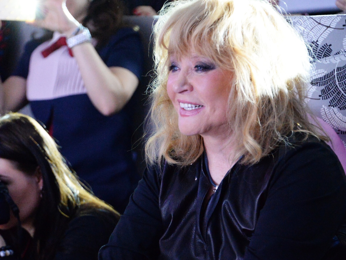 Пугачева обслуживала. Кудрявые волосы аллы пугачевой. Пугачева топ 100 влиятельных. Пугачева обслуживала. Пугачева обслуживала.